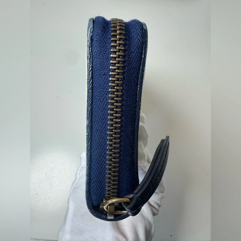 Gucci Women’s Round Long GG Marmont White and Navy Wallet